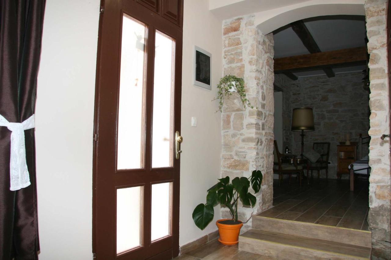 Apartments Sena Pula Bagian luar foto