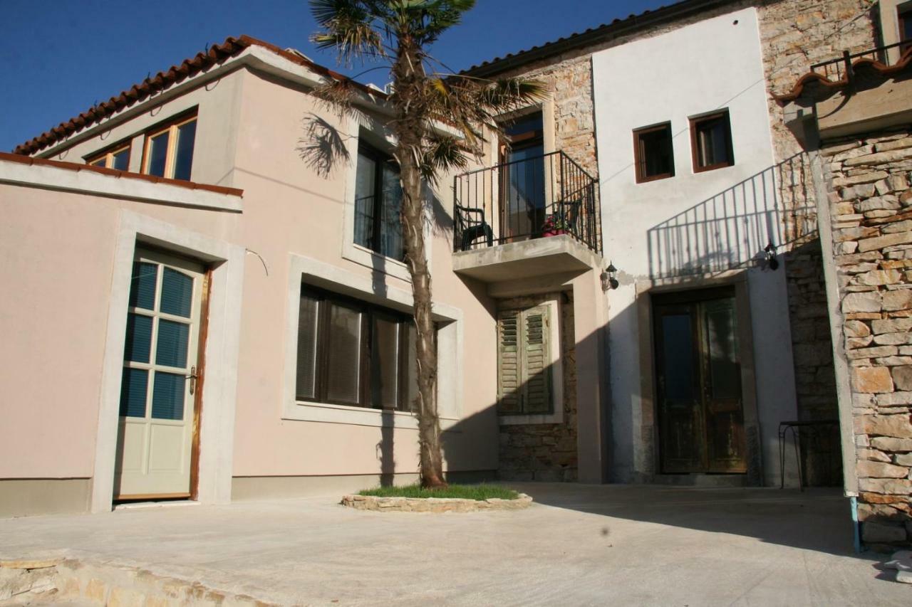 Apartments Sena Pula Bagian luar foto