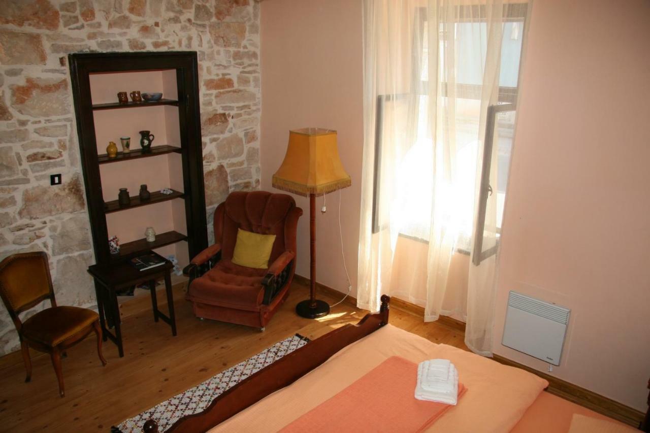 Apartments Sena Pula Bagian luar foto